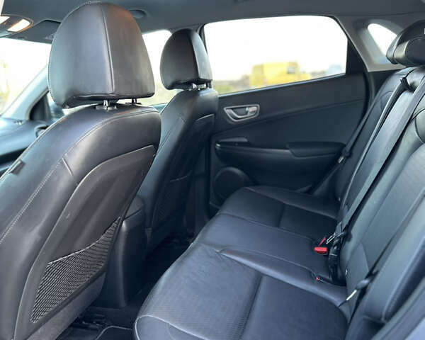 Серый Хендай Kona, объемом двигателя 0 л и пробегом 126 тыс. км за 17300 $, фото 59 на Automoto.ua