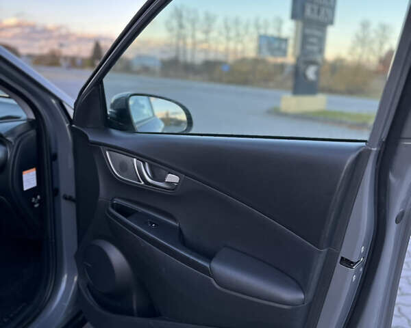 Серый Хендай Kona, объемом двигателя 0 л и пробегом 126 тыс. км за 17300 $, фото 68 на Automoto.ua