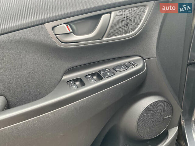 Сірий Хендай Kona, об'ємом двигуна 0 л та пробігом 115 тис. км за 18700 $, фото 17 на Automoto.ua