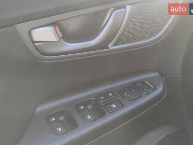 Сірий Хендай Kona, об'ємом двигуна 0 л та пробігом 71 тис. км за 17500 $, фото 2 на Automoto.ua