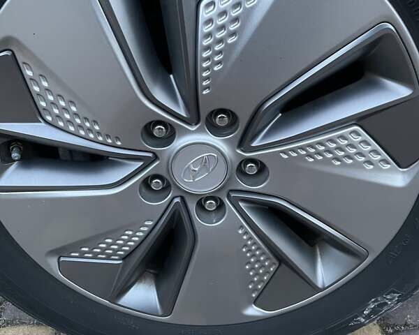 Серый Хендай Kona, объемом двигателя 0 л и пробегом 44 тыс. км за 17400 $, фото 10 на Automoto.ua