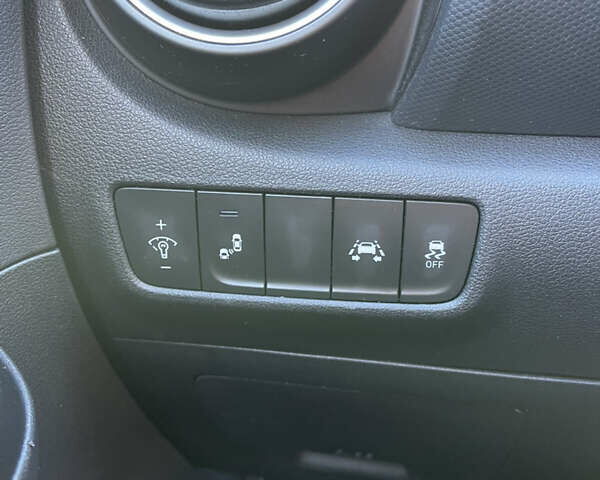 Серый Хендай Kona, объемом двигателя 2 л и пробегом 93 тыс. км за 15900 $, фото 31 на Automoto.ua