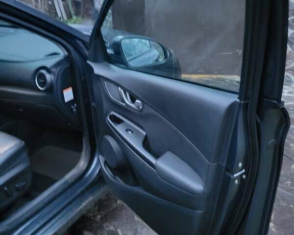 Серый Хендай Kona, объемом двигателя 0 л и пробегом 194 тыс. км за 15800 $, фото 8 на Automoto.ua
