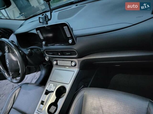 Серый Хендай Kona, объемом двигателя 0 л и пробегом 194 тыс. км за 15800 $, фото 5 на Automoto.ua