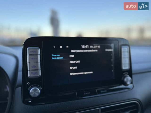 Серый Хендай Kona, объемом двигателя 0 л и пробегом 126 тыс. км за 17300 $, фото 97 на Automoto.ua