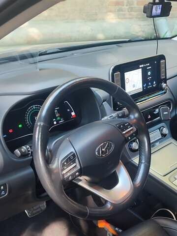 Серый Хендай Kona, объемом двигателя 0 л и пробегом 105 тыс. км за 17999 $, фото 16 на Automoto.ua