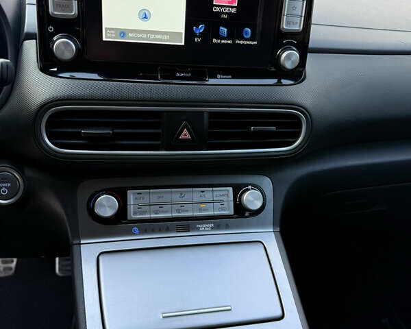 Серый Хендай Kona, объемом двигателя 0 л и пробегом 90 тыс. км за 16750 $, фото 45 на Automoto.ua