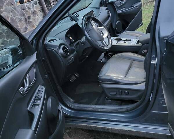 Серый Хендай Kona, объемом двигателя 0 л и пробегом 194 тыс. км за 15800 $, фото 19 на Automoto.ua