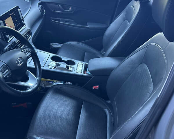 Сірий Хендай Kona, об'ємом двигуна 0 л та пробігом 122 тис. км за 17200 $, фото 10 на Automoto.ua