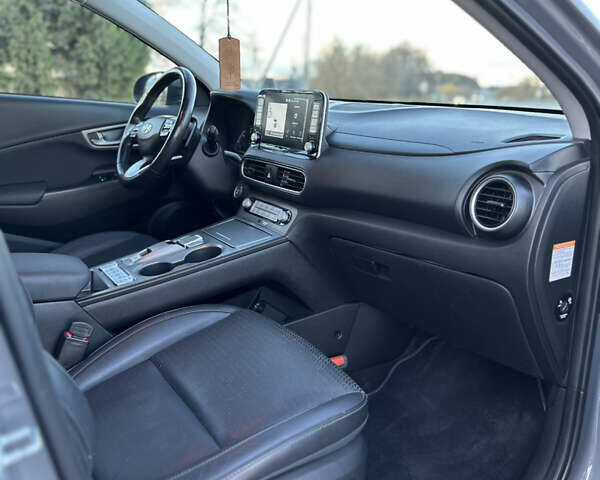 Серый Хендай Kona, объемом двигателя 0 л и пробегом 126 тыс. км за 17300 $, фото 69 на Automoto.ua