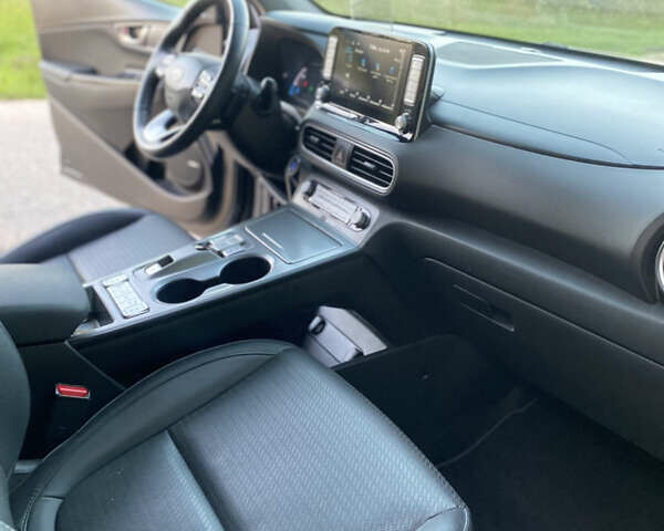 Серый Хендай Kona, объемом двигателя 0 л и пробегом 76 тыс. км за 16800 $, фото 32 на Automoto.ua