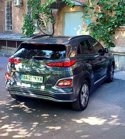 Серый Хендай Kona, объемом двигателя 0 л и пробегом 105 тыс. км за 17999 $, фото 2 на Automoto.ua