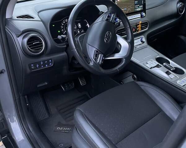 Серый Хендай Kona, объемом двигателя 0 л и пробегом 44 тыс. км за 17400 $, фото 4 на Automoto.ua