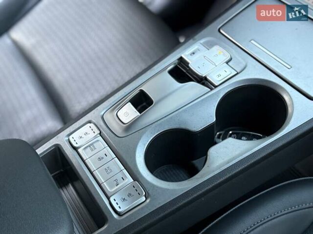 Серый Хендай Kona, объемом двигателя 0 л и пробегом 96 тыс. км за 17200 $, фото 54 на Automoto.ua