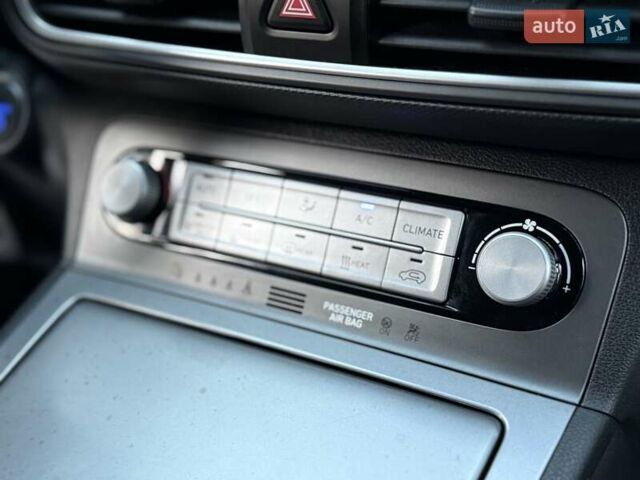 Серый Хендай Kona, объемом двигателя 0 л и пробегом 96 тыс. км за 17200 $, фото 59 на Automoto.ua