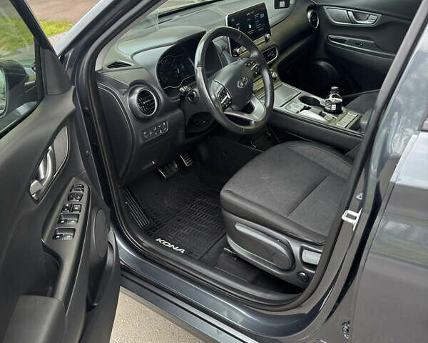 Сірий Хендай Kona, об'ємом двигуна 0 л та пробігом 65 тис. км за 17300 $, фото 43 на Automoto.ua