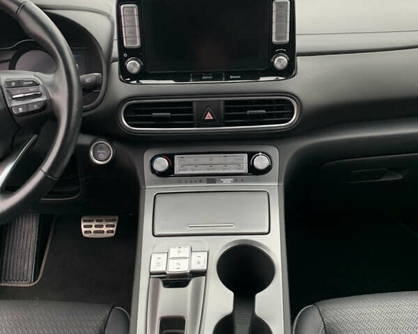 Серый Хендай Kona, объемом двигателя 0 л и пробегом 82 тыс. км за 17600 $, фото 16 на Automoto.ua