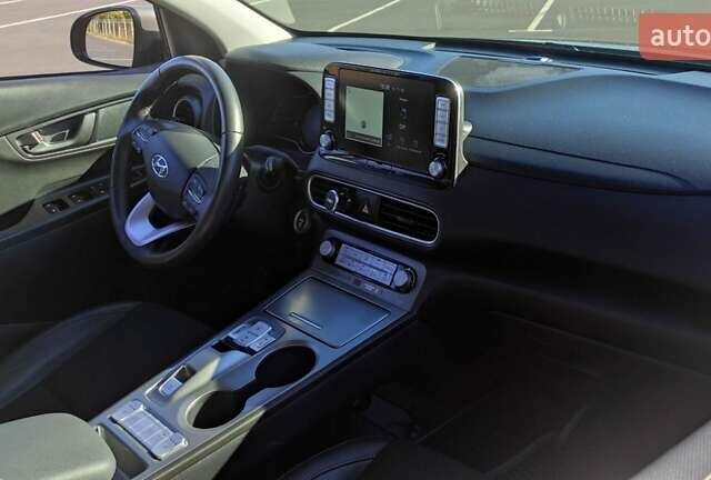 Сірий Хендай Kona, об'ємом двигуна 0 л та пробігом 71 тис. км за 17500 $, фото 5 на Automoto.ua