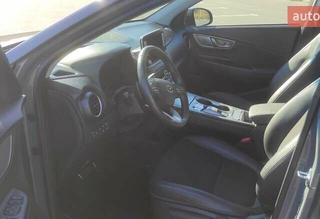 Сірий Хендай Kona, об'ємом двигуна 0 л та пробігом 71 тис. км за 17500 $, фото 31 на Automoto.ua