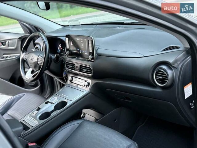 Серый Хендай Kona, объемом двигателя 0 л и пробегом 95 тыс. км за 17300 $, фото 52 на Automoto.ua