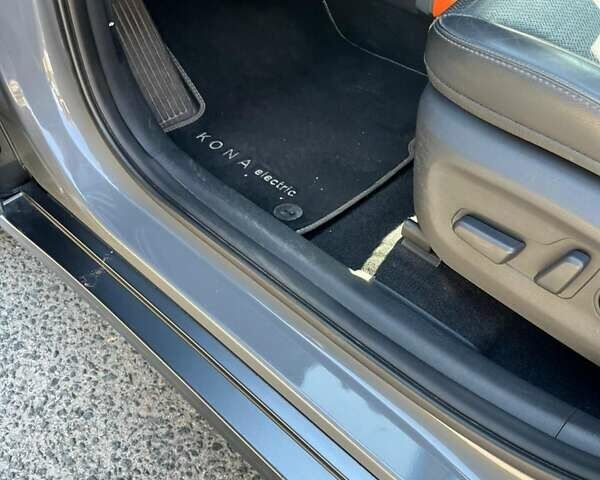 Сірий Хендай Kona, об'ємом двигуна 0 л та пробігом 97 тис. км за 16500 $, фото 11 на Automoto.ua