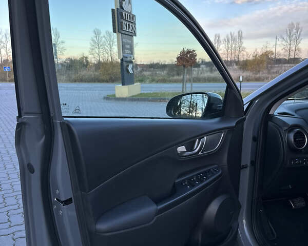 Серый Хендай Kona, объемом двигателя 0 л и пробегом 126 тыс. км за 17300 $, фото 44 на Automoto.ua