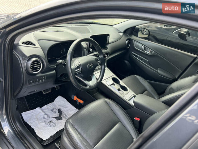 Серый Хендай Kona, объемом двигателя 0 л и пробегом 96 тыс. км за 17300 $, фото 6 на Automoto.ua