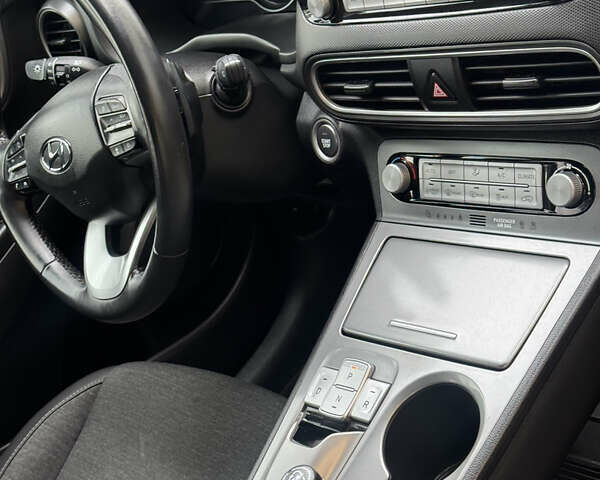 Сірий Хендай Kona, об'ємом двигуна 0 л та пробігом 65 тис. км за 17300 $, фото 40 на Automoto.ua