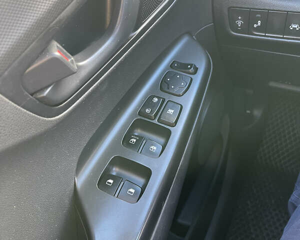 Серый Хендай Kona, объемом двигателя 2 л и пробегом 93 тыс. км за 15900 $, фото 32 на Automoto.ua