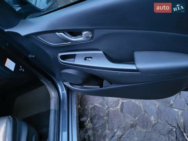 Серый Хендай Kona, объемом двигателя 0 л и пробегом 194 тыс. км за 15800 $, фото 4 на Automoto.ua