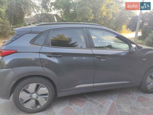 Серый Хендай Kona, объемом двигателя 0 л и пробегом 85 тыс. км за 18700 $, фото 2 на Automoto.ua