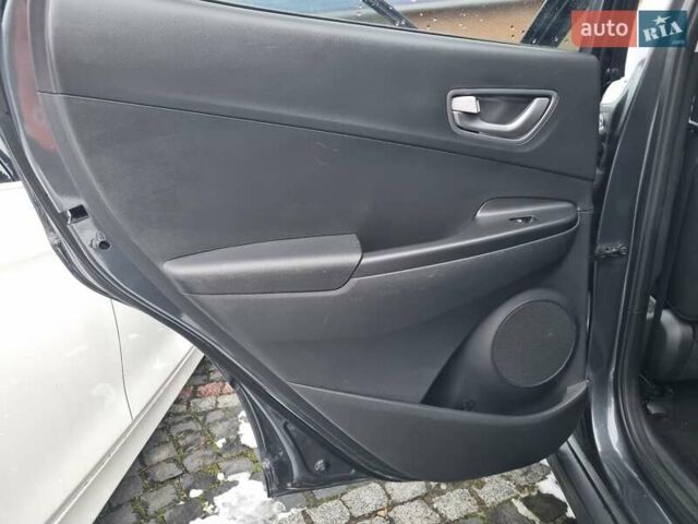 Серый Хендай Kona, объемом двигателя 0 л и пробегом 151 тыс. км за 16399 $, фото 30 на Automoto.ua