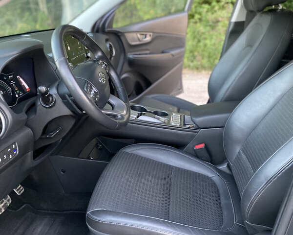 Серый Хендай Kona, объемом двигателя 0 л и пробегом 76 тыс. км за 16800 $, фото 27 на Automoto.ua