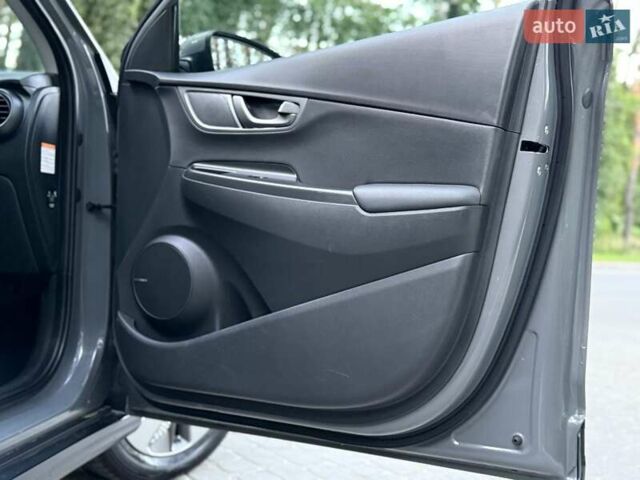 Серый Хендай Kona, объемом двигателя 0 л и пробегом 96 тыс. км за 17200 $, фото 48 на Automoto.ua