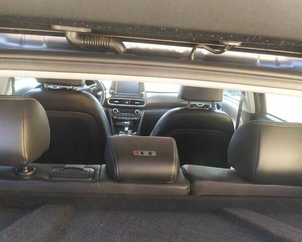 Серый Хендай Kona, объемом двигателя 1.6 л и пробегом 77 тыс. км за 15500 $, фото 6 на Automoto.ua