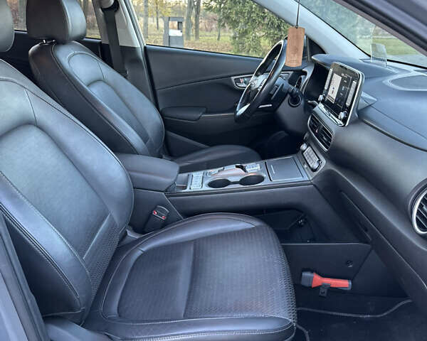 Серый Хендай Kona, объемом двигателя 0 л и пробегом 126 тыс. км за 17300 $, фото 73 на Automoto.ua