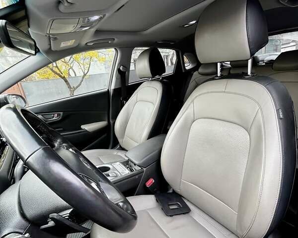 Сірий Хендай Kona, об'ємом двигуна 0 л та пробігом 83 тис. км за 17300 $, фото 3 на Automoto.ua