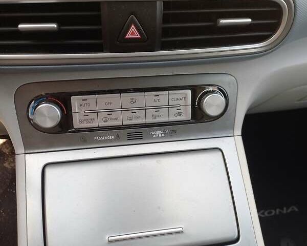 Серый Хендай Kona, объемом двигателя 0 л и пробегом 90 тыс. км за 16500 $, фото 15 на Automoto.ua