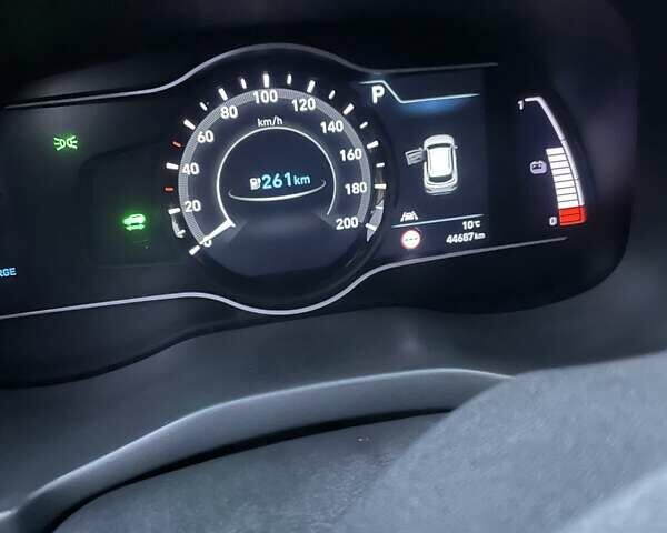 Серый Хендай Kona, объемом двигателя 0 л и пробегом 44 тыс. км за 17400 $, фото 8 на Automoto.ua