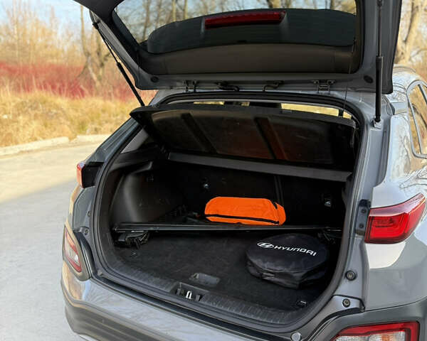 Серый Хендай Kona, объемом двигателя 0 л и пробегом 90 тыс. км за 16750 $, фото 30 на Automoto.ua