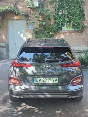 Серый Хендай Kona, объемом двигателя 0 л и пробегом 105 тыс. км за 17999 $, фото 4 на Automoto.ua