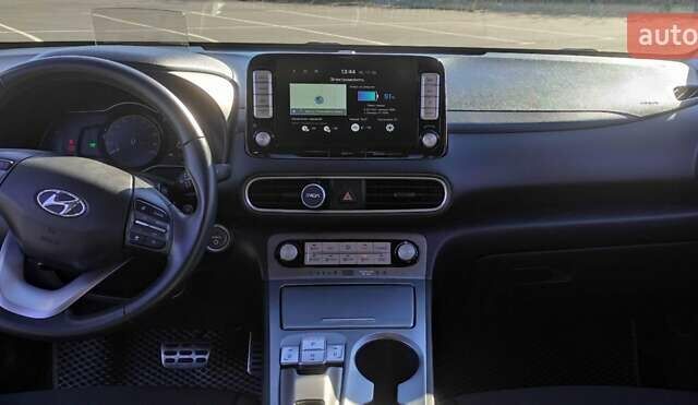 Сірий Хендай Kona, об'ємом двигуна 0 л та пробігом 71 тис. км за 17500 $, фото 4 на Automoto.ua