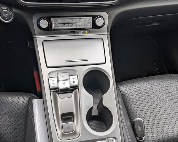 Серый Хендай Kona, объемом двигателя 0 л и пробегом 83 тыс. км за 17200 $, фото 8 на Automoto.ua