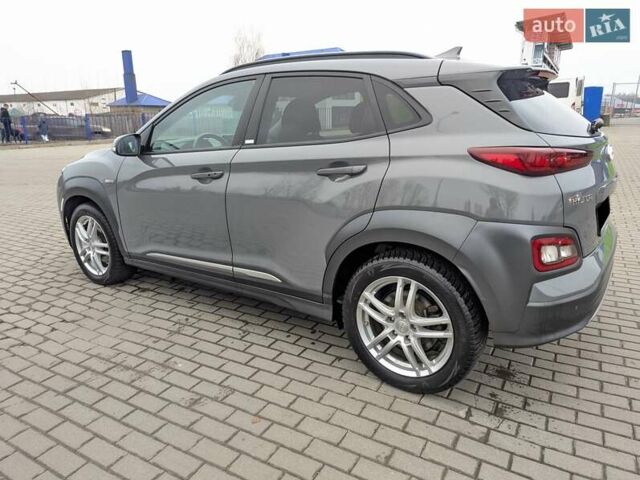 Сірий Хендай Kona, об'ємом двигуна 0 л та пробігом 55 тис. км за 14999 $, фото 6 на Automoto.ua