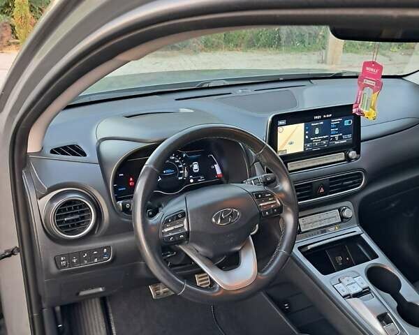 Сірий Хендай Kona, об'ємом двигуна 0 л та пробігом 63 тис. км за 17950 $, фото 8 на Automoto.ua