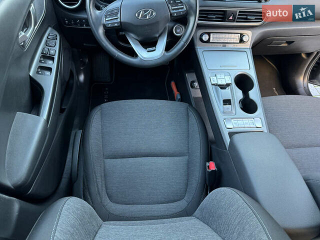 Сірий Хендай Kona, об'ємом двигуна 0 л та пробігом 114 тис. км за 15999 $, фото 29 на Automoto.ua