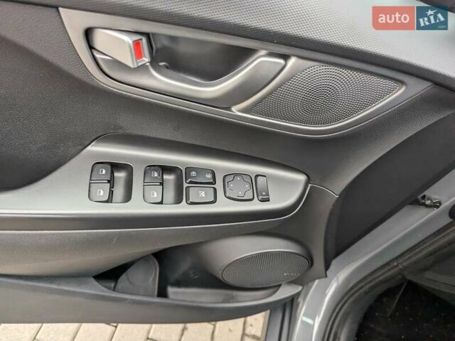 Сірий Хендай Kona, об'ємом двигуна 0 л та пробігом 55 тис. км за 14999 $, фото 13 на Automoto.ua