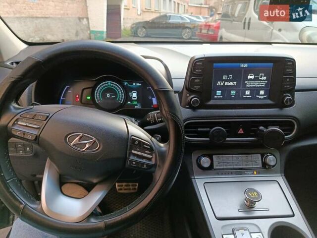 Сірий Хендай Kona, об'ємом двигуна 0 л та пробігом 90 тис. км за 17000 $, фото 5 на Automoto.ua