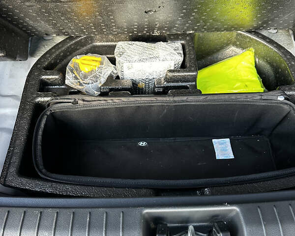 Серый Хендай Kona, объемом двигателя 0 л и пробегом 38 тыс. км за 19500 $, фото 12 на Automoto.ua