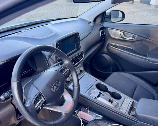 Сірий Хендай Kona, об'ємом двигуна 0 л та пробігом 91 тис. км за 16999 $, фото 10 на Automoto.ua